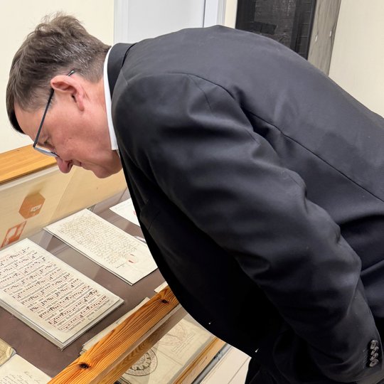 Lietuvos meno pažinimo centro TARTLE vienas iš steigėjų Rolandas Valiūnas apžiūri Lietuvos valstybės istorijos archyvo saugomus dokumentus