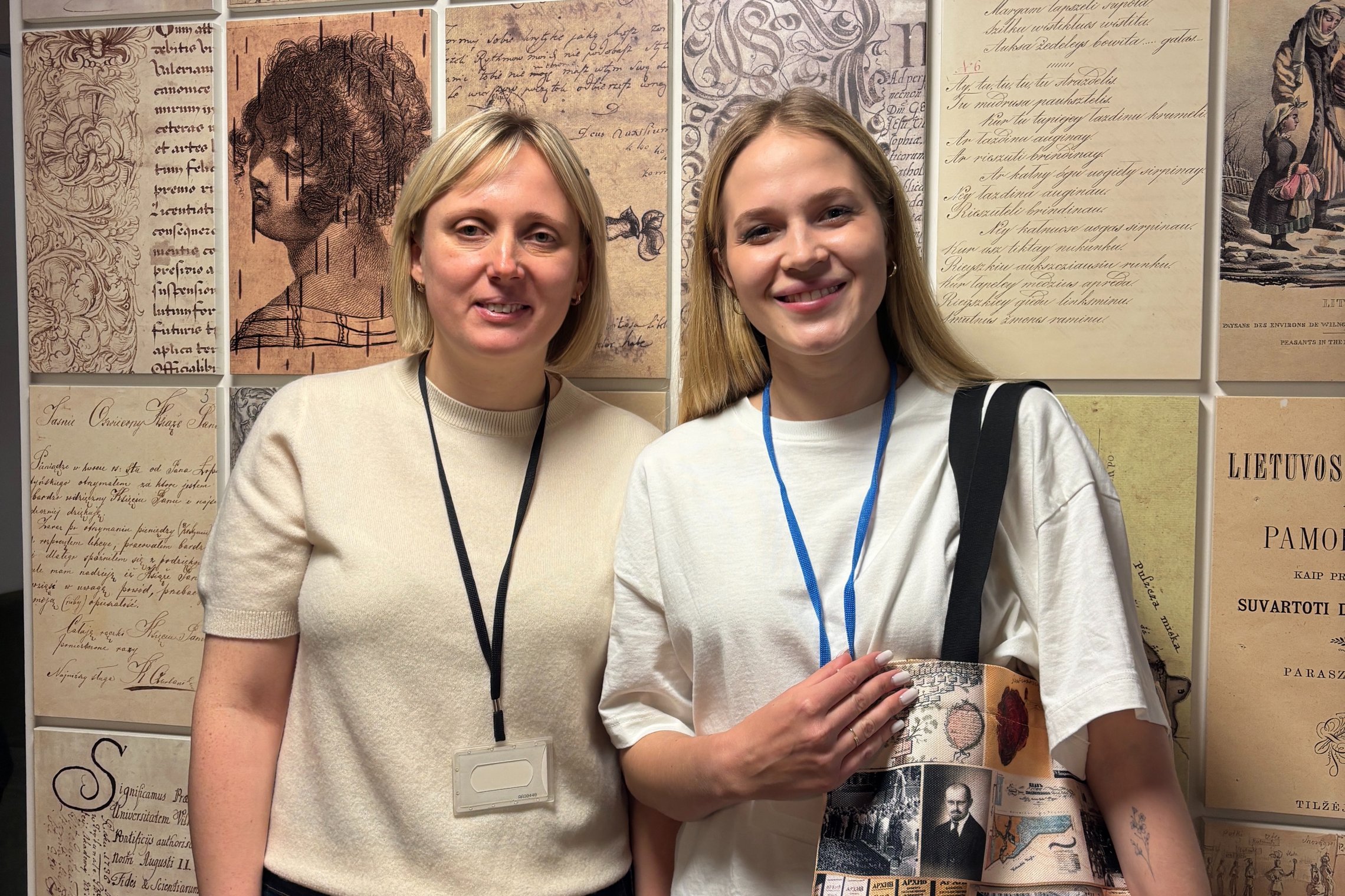 Kairėje pusėje – Informacijos ir sklaidos skyriaus patarėja mokslo klausimais dr. Violeta Pansevič, dešinėje – Poznanės Adomo Mickevičiaus universiteto doktorantė Małgorzata Gonia