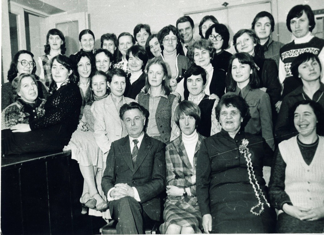 Centrinio valstybinio istorijos archyvo darbuotojai (centre direktorius D. Butėnas). Apie 1979 m..jpg