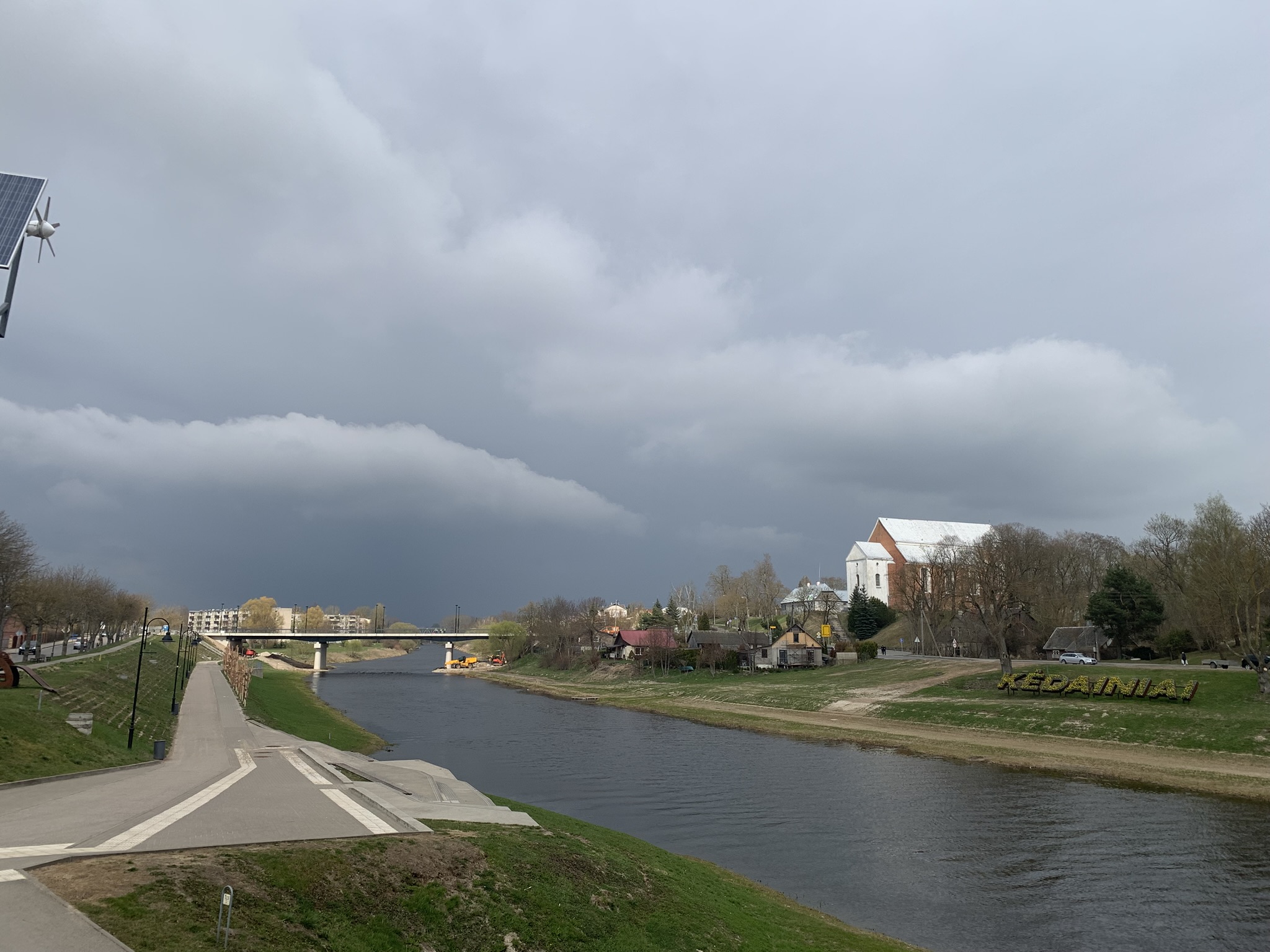2026.04.16 Vaizdas nuo prietilčio į Kėdainių Šv. Jurgio bažnyčią.JPEG